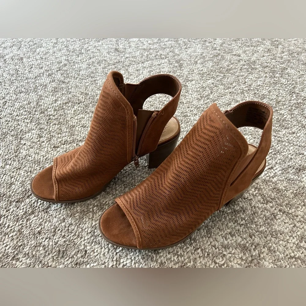 Heels - Picture 2 of 4